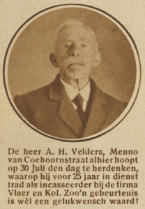 871345 Portre van A.H. Velders (Menno van Coehoornstraat 14) te Utrecht, die 25 jaar incasseerder is bij de bank Vlaer ...